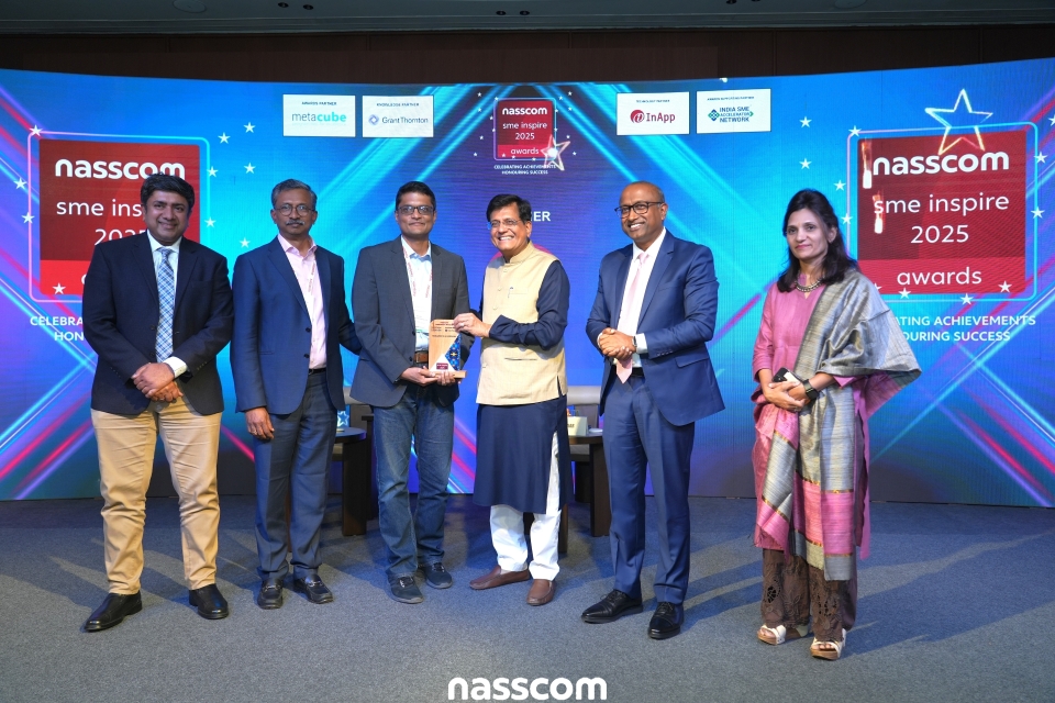 Open Weaver receiving an award from Shri Piyush Goyal at a NASSCOM event